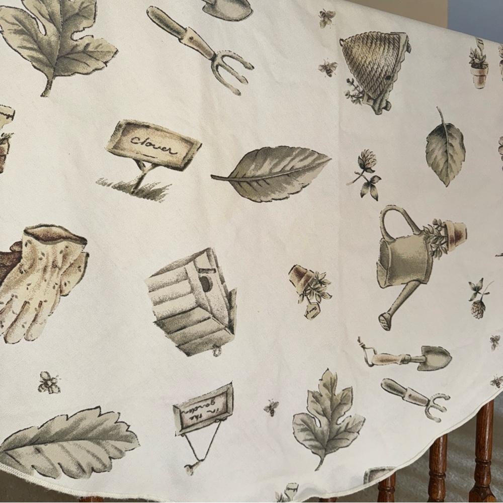 Pfaltzgraff Naturewood 58 inch round tablecloth In The Garden Monochrome